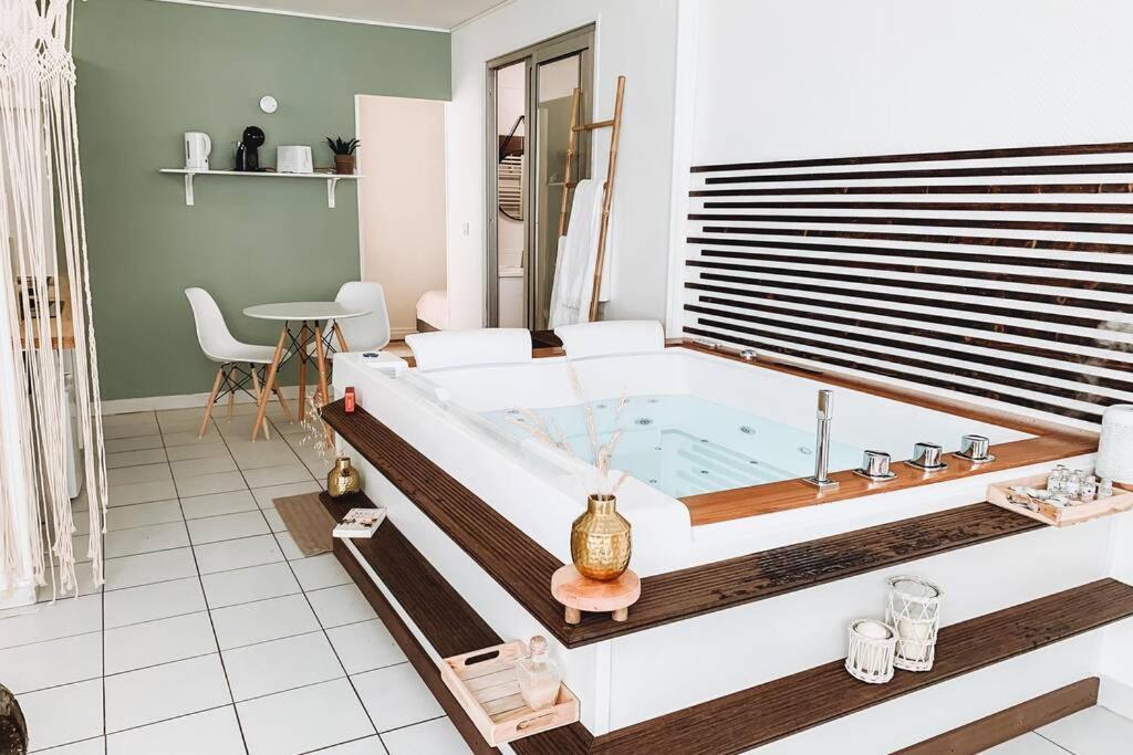 Апартаменты Nuit D'Exception - Loft Avec Jacuzzi Бордо Экстерьер фото