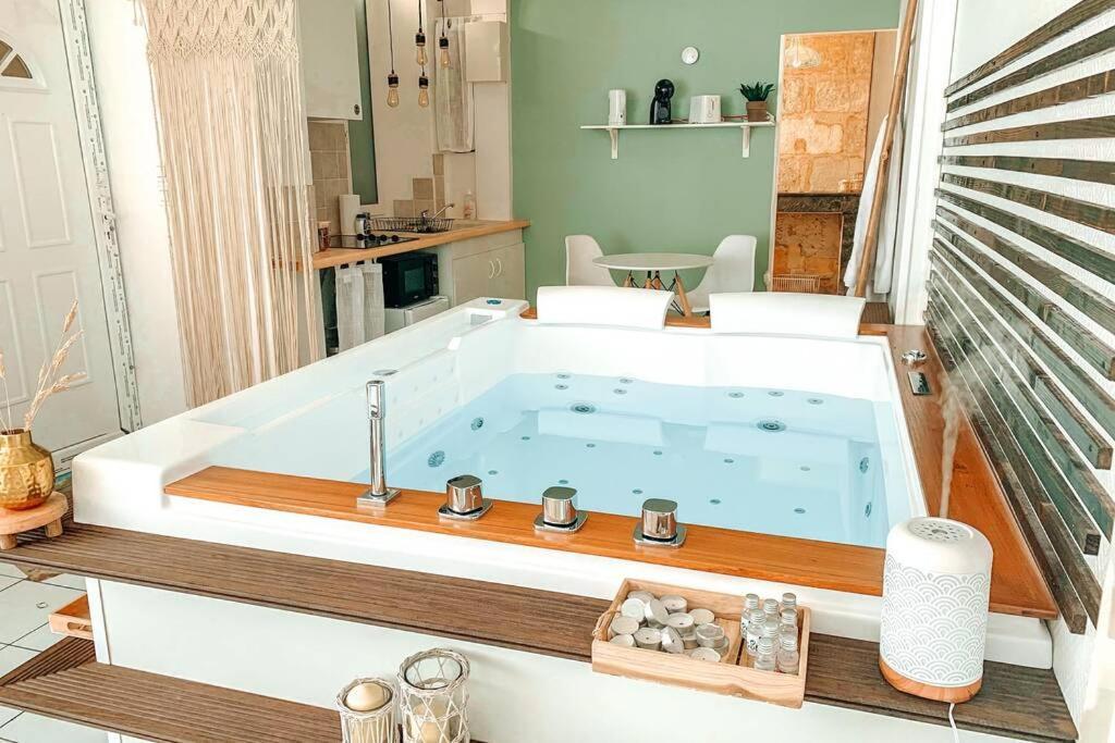Апартаменты Nuit D'Exception - Loft Avec Jacuzzi Бордо Экстерьер фото