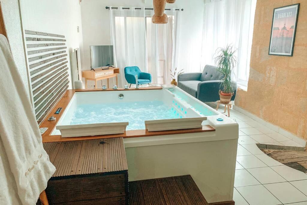 Апартаменты Nuit D'Exception - Loft Avec Jacuzzi Бордо Экстерьер фото